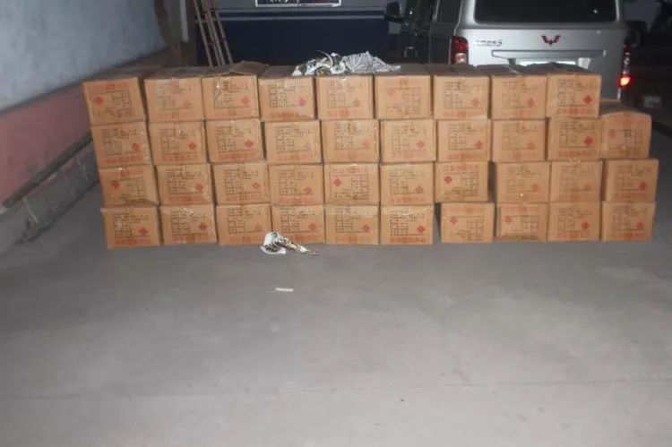 章丘公安分局重拳出击,查获白皮鞭炮819包